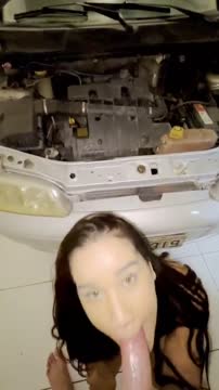 Morena de língua de fora na garagem