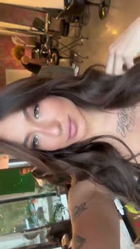 Num striptease completo — modelo