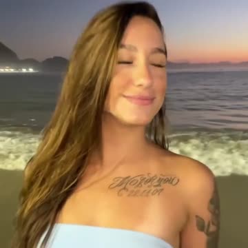 Modelo sapeca, de quatro no sofá