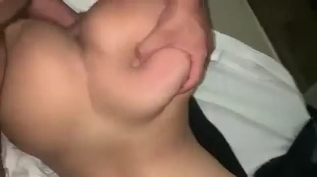 Loira gata peito grande gemendo gostoso na cama