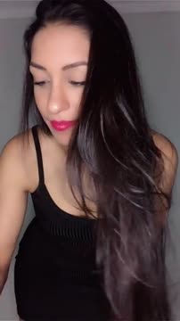 Gemendo baixinho sozinha