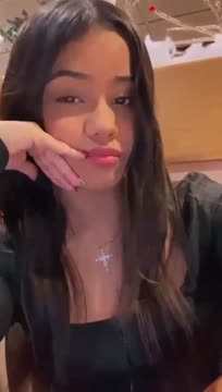 Morena de pele lisa exibe peito em selfie caseira com decote profundo