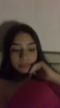 Morena de cabelo preto em live caseira testando câmera