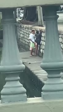 Modelo atrevida, se tocando embaixo do lençol