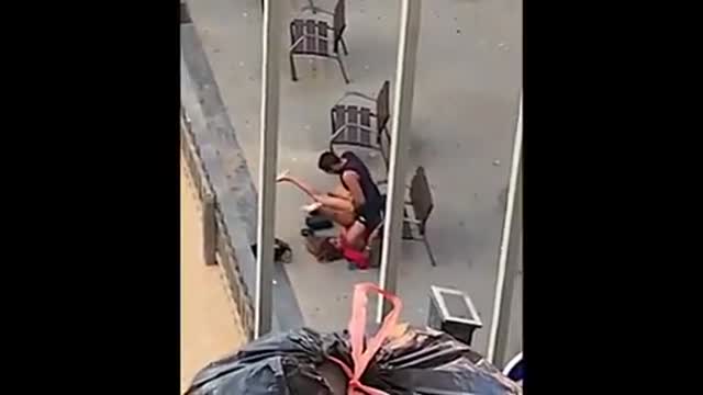 De biquíni fio-dental na piscina — modelo