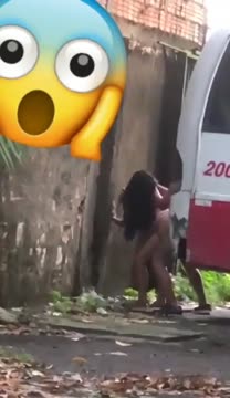 Dançando funk sem roupa