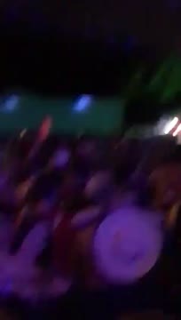 Modelo se despindo devagar, sem calcinha na varanda