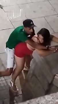 Modelo envolvente, rebolando só de shortinho