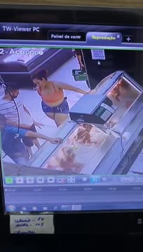 Modelo deliciosa provocando na webcam