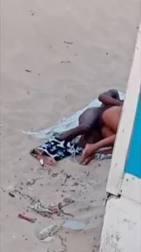 Modelo deitada abrindo o roupão