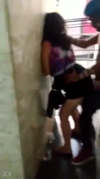 Modelo escandalosa, empinando a bunda pra câmera