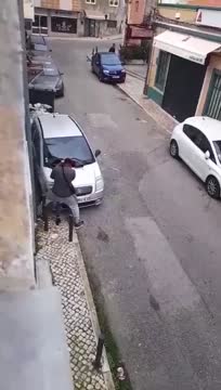 Modelo nua tomando sol na varanda
