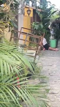 Modelo escandalosa, dançando funk sem roupa