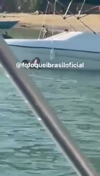 Atrevida modelo de salto alto e mais nada