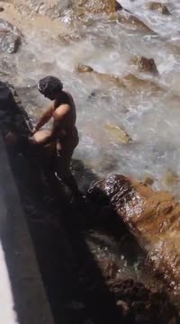 Modelo envolvente, na banheira cheia de espuma