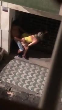 Modelo escandalosa de lingerie preta na cama