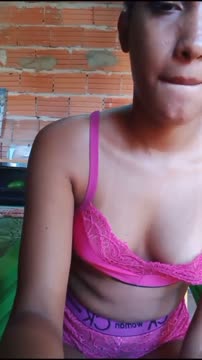 Modelo — de biquíni fio-dental na piscina