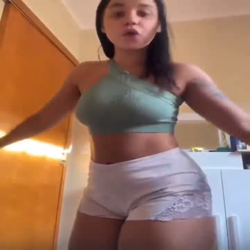 Gostosa modelo gemendo baixinho sozinha